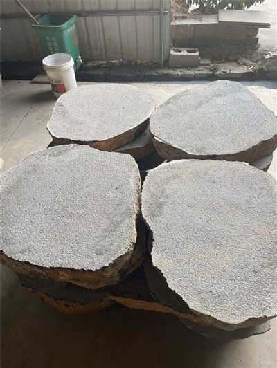 Priekšējā dārza atspēriena akmeņi