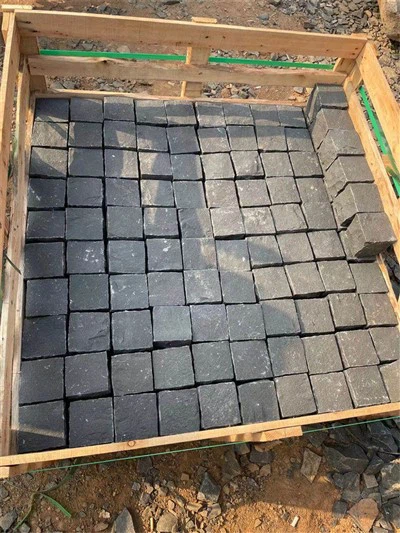 Bazalta bruģakmens piebraucamais ceļš