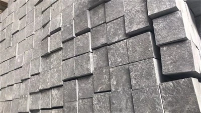 Melna bruģakmens piebraucamais ceļš